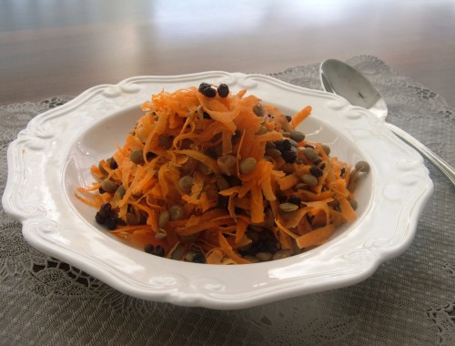 סלט עדשים, גזר ואוכמניות מיובשות