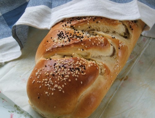 חלה במילוי פסטו ועגבניות