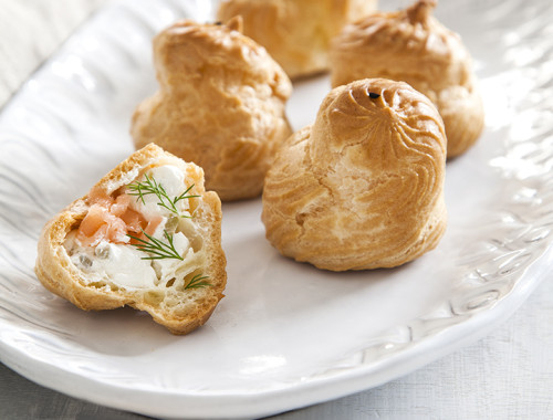 פחזניות עם גבינת שמנת וסלמון. צילום: אסף אמברם