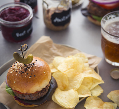 המבורגר שעועית שחורה ופטריות. צילום: אלעד חיזקי