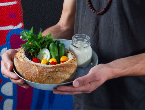 סביח to go. צילום: אנטולי מיכאלו