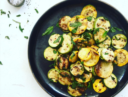 סלט זוקיני וקישואים עם נענע, בלסמי ודבש