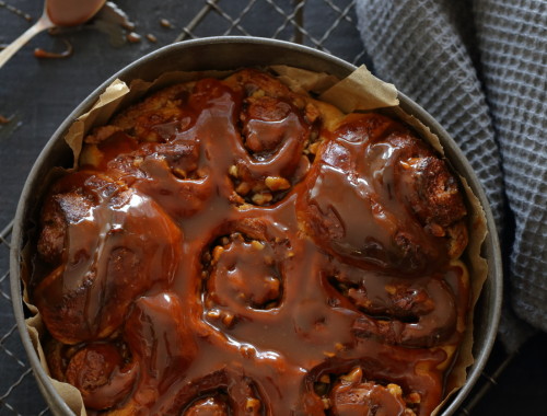 מאפה שושנים קינמון ברוטב קרמל. צילום: חן שוקרון