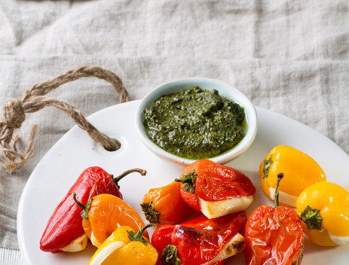 פלפלונים ממולאים בגבינת חלומי - מתכון פטנט. צילום: בועז לביא