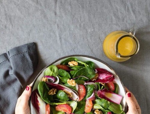 סלט עלי תרד, אנדיב ותפוזים. צילום: שרית גופן