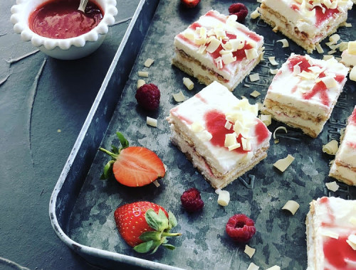 עוגת ביסקוויטים עם תותים