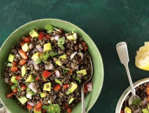 סלט עדשים שחורות ואבוקדו. צילום: שרית גופן